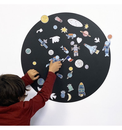 Flexible magnetic wall chart in the shape of a circle